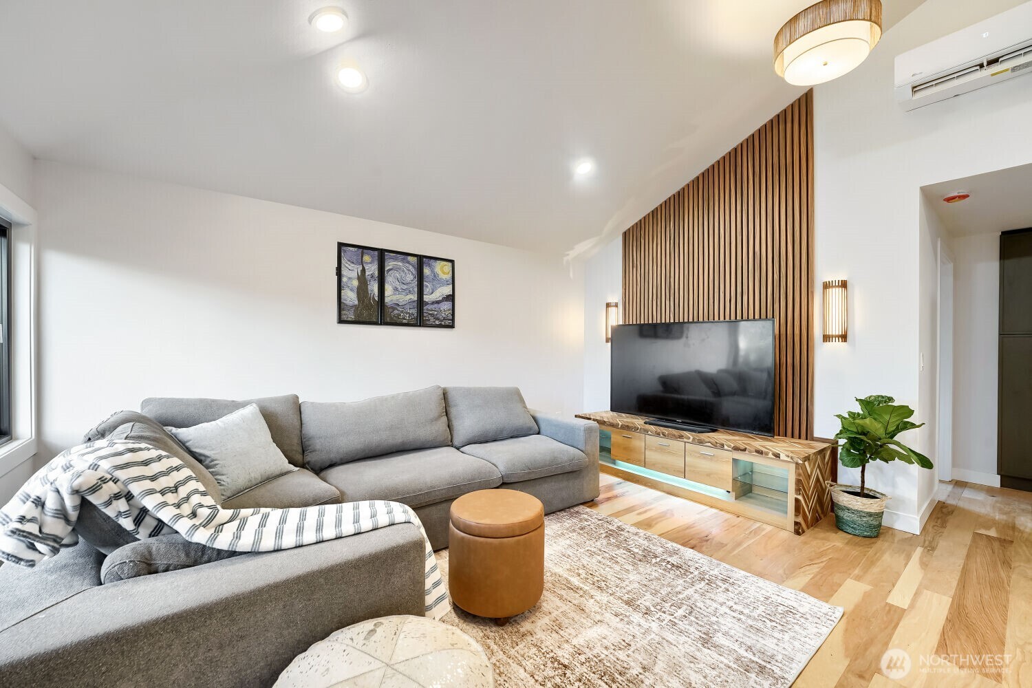 9321 Renton Avenue South Seattle, WA 98118 - Photo 3 of 22