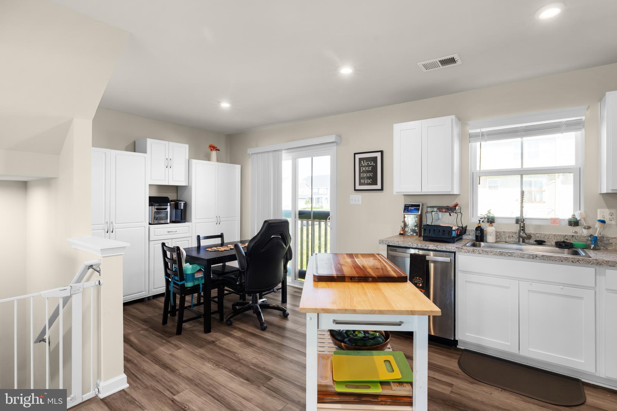 272 Rhea Drive Martinsburg, WV 25403 - Photo 10 of 27 a kitchen that has a table and chairs in it