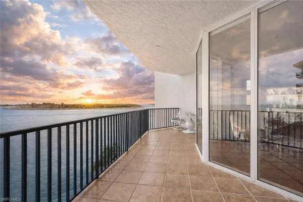 $1,599,750 | 700 La Peninsula Boulevard, Unit 404, Naples, FL 34113