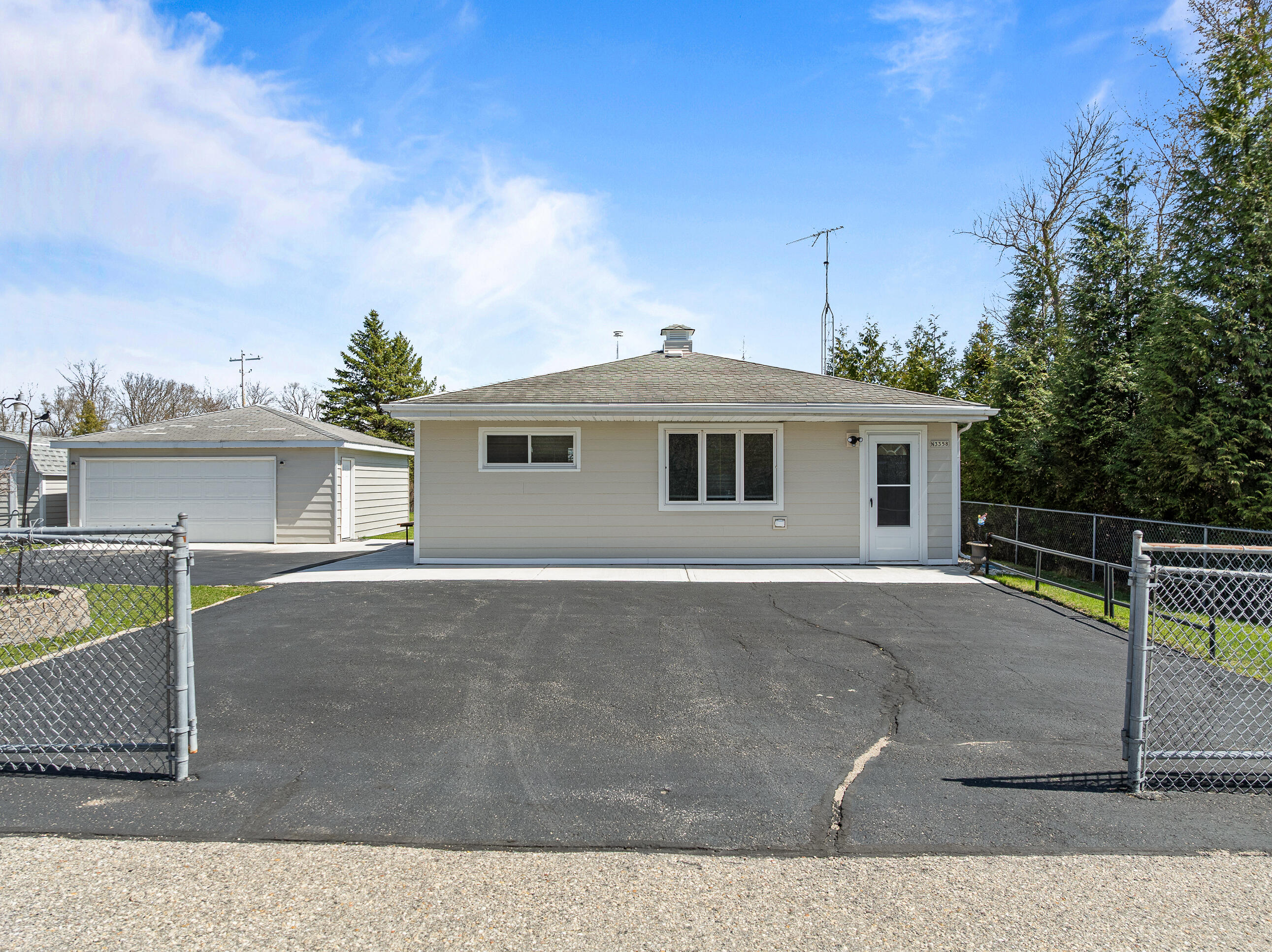 N3358 Hawthorn Road Geneva, WI 53147 - Photo 5 of 46 N3358 Hawthorn-4