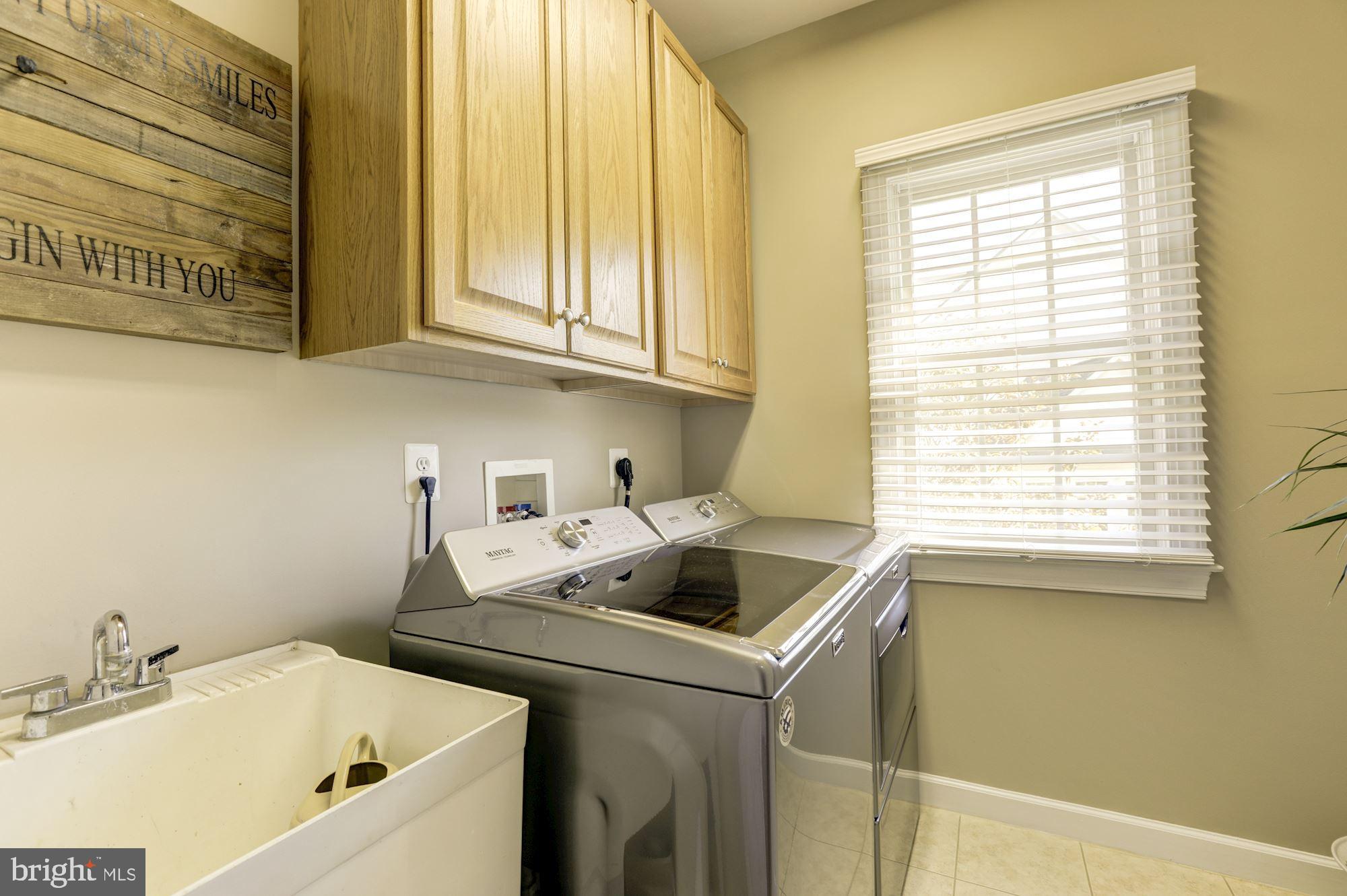 43285 Overview Place Leesburg, VA 20176 - Photo 49 of 91 Main level laundry room, washer/dryer and tub