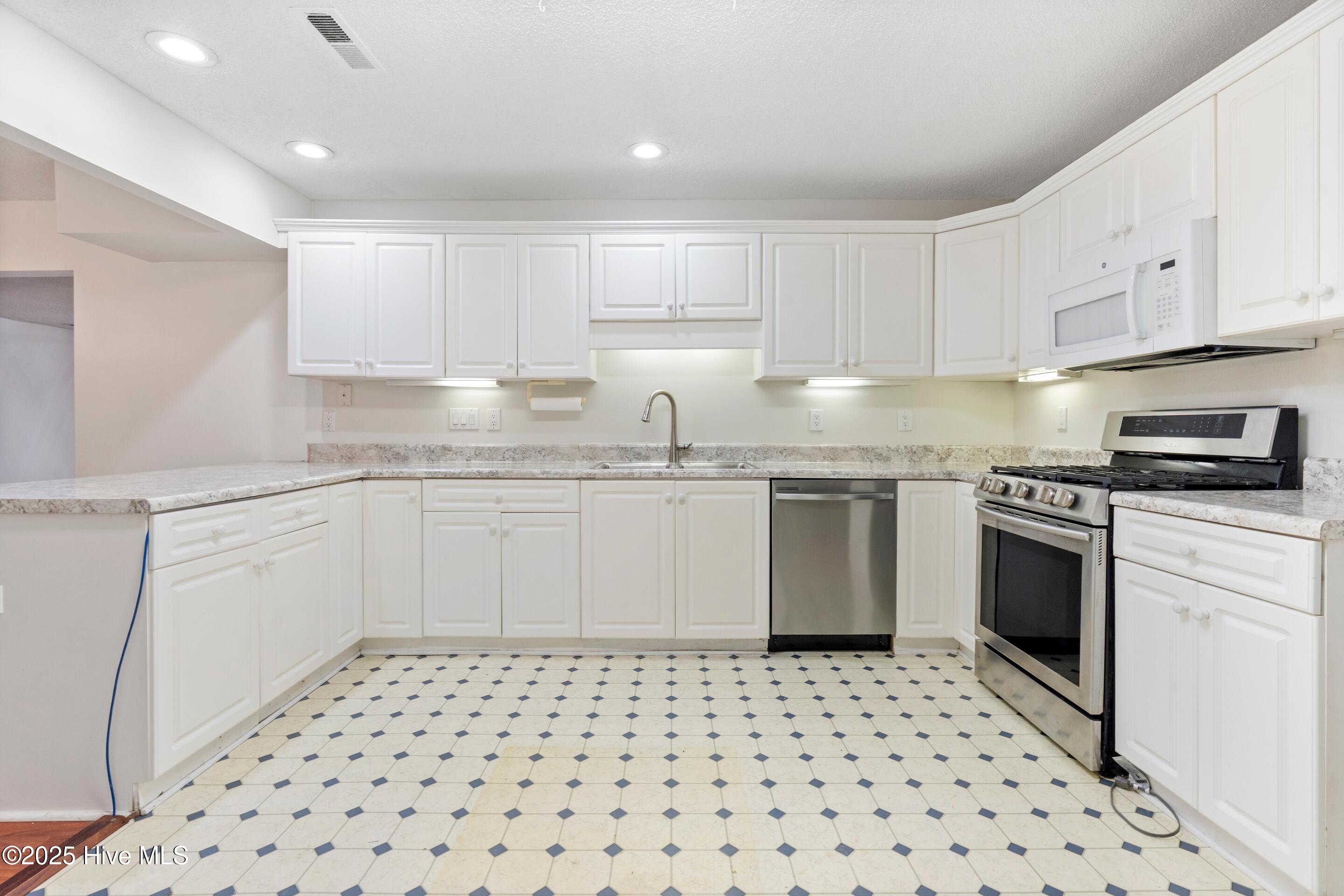 278 Batson Road Hampstead, NC 28443 - Photo 16 of 54 Kitchen