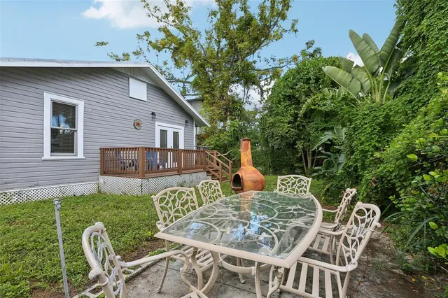 a view of a house with backyard and a garden