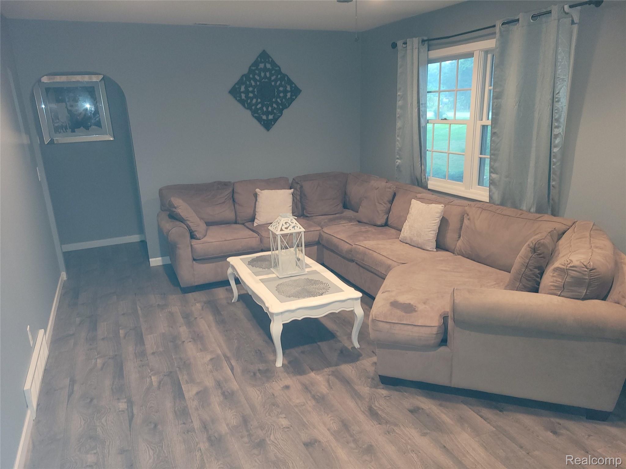 9511 South Durand Road Durand, MI 48429 - Photo 6 of 12 Living Room