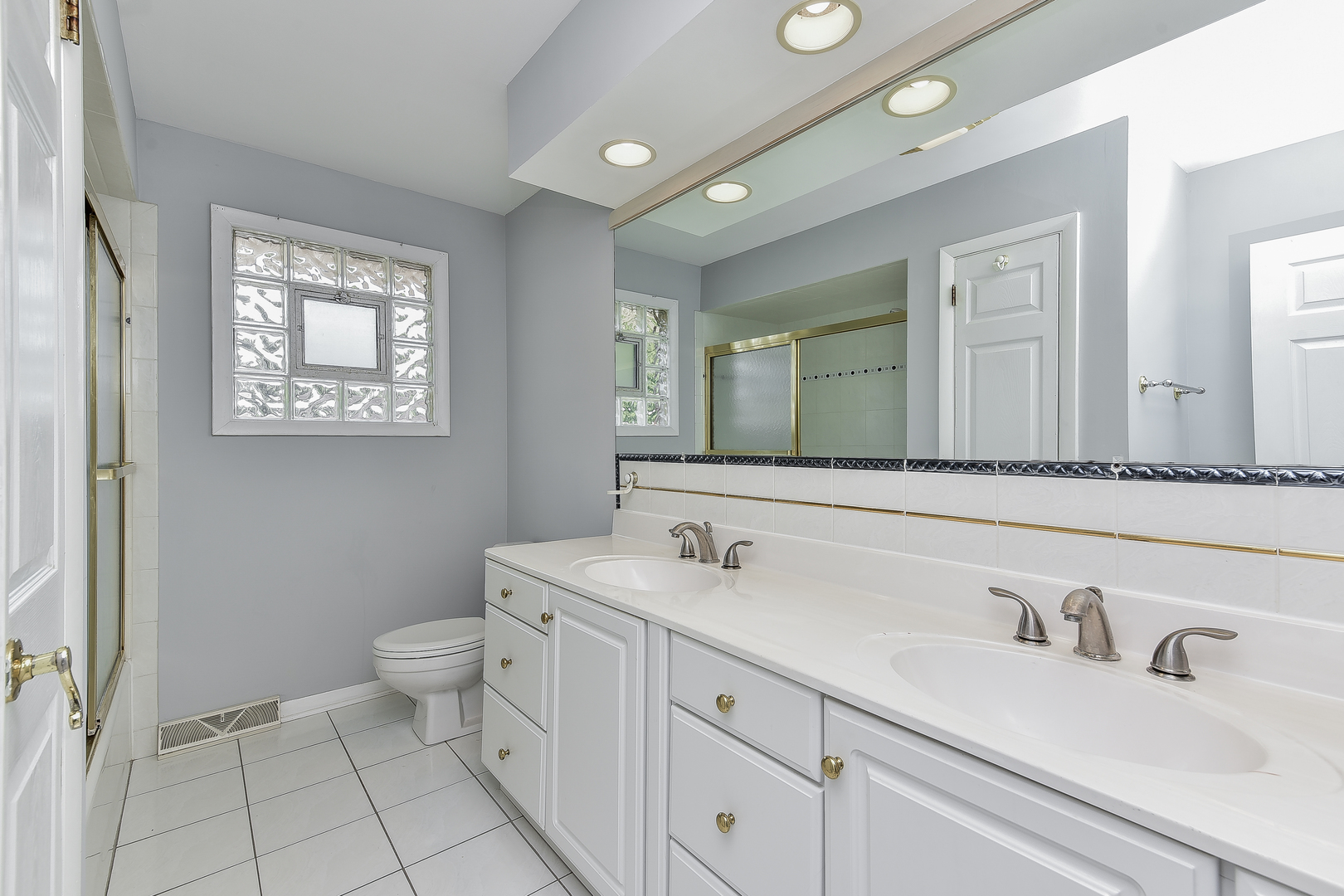 8645 Brookridge Road Downers Grove, IL 60516 - Photo 13 of 23 a bathroom with a toilet sink and mirror