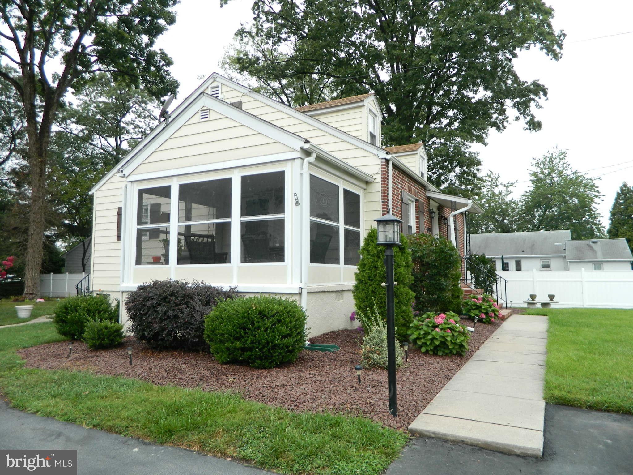 4209 Darnall Road Baltimore, MD 21236 - Photo 3 of 30 Enclosed 3-Season Room