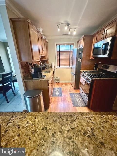 29 Gate House Lane Edison, NJ 08820 - Photo 11 of 35 a kitchen with a stove and a wooden floor