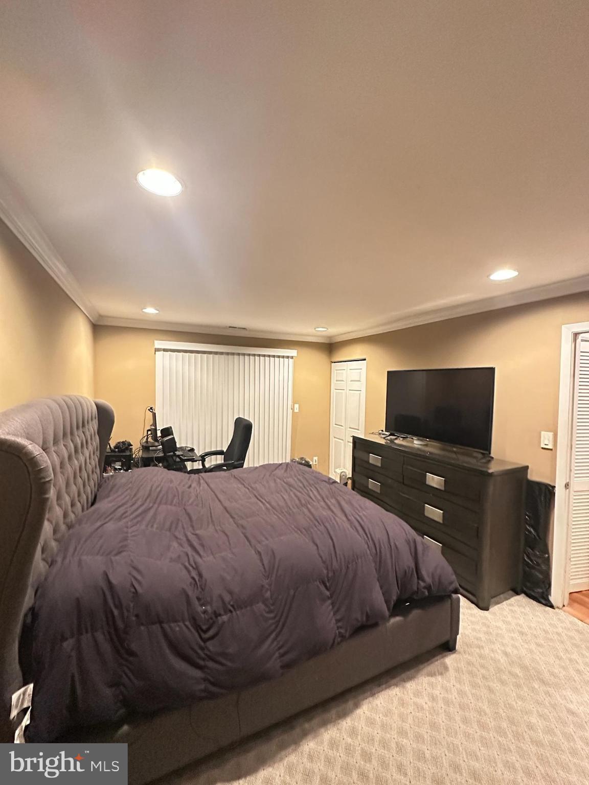 29 Gate House Lane Edison, NJ 08820 - Photo 20 of 35 a bedroom with two beds and a television