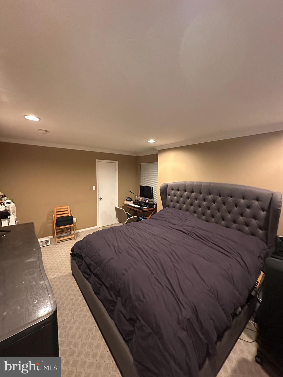 29 Gate House Lane Edison, NJ 08820 - Photo 21 of 35 a bedroom with a large bed and a couch