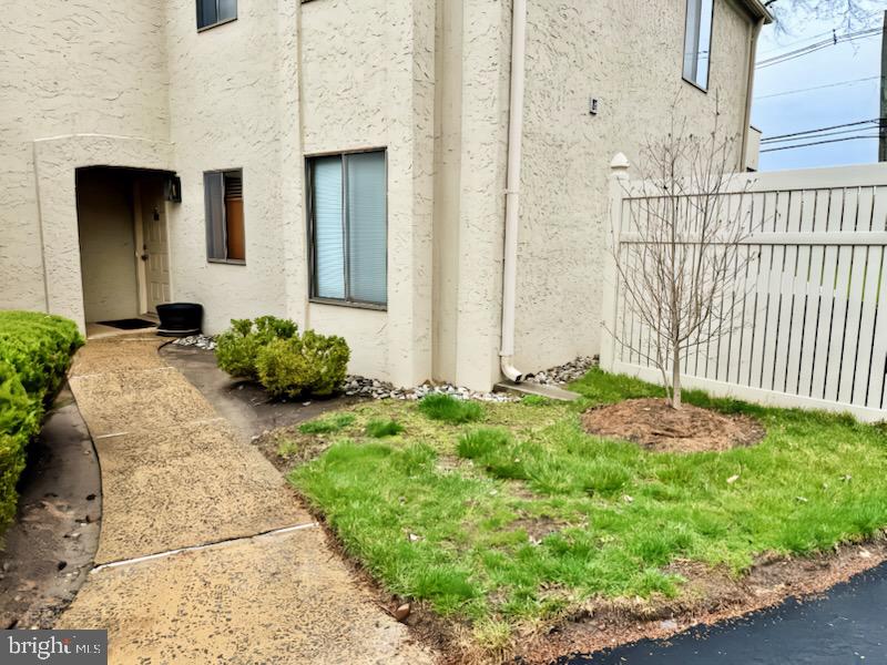 29 Gate House Lane Edison, NJ 08820 - Photo 5 of 35 a backyard of a house