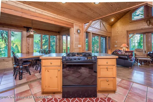 $1,100,000 | 37258 Yaak River Road, Troy, MT 59935