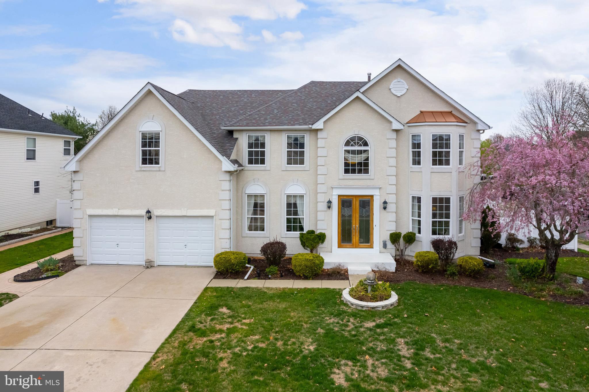 a view of a house with backyard