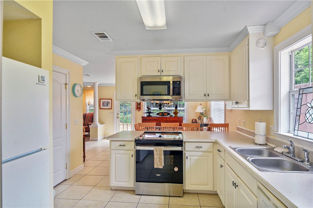 162 Toluca Lane St. Simons Island, GA 31522 - Photo 11 of 26 Kitchen