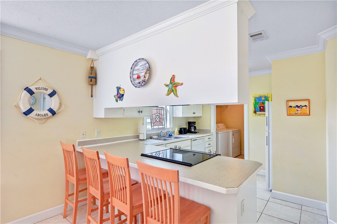 162 Toluca Lane St. Simons Island, GA 31522 - Photo 9 of 26 Kitchen with breakfast bar