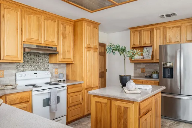 $1,100,000 | 800 County Road 458, Coupland, TX 78615