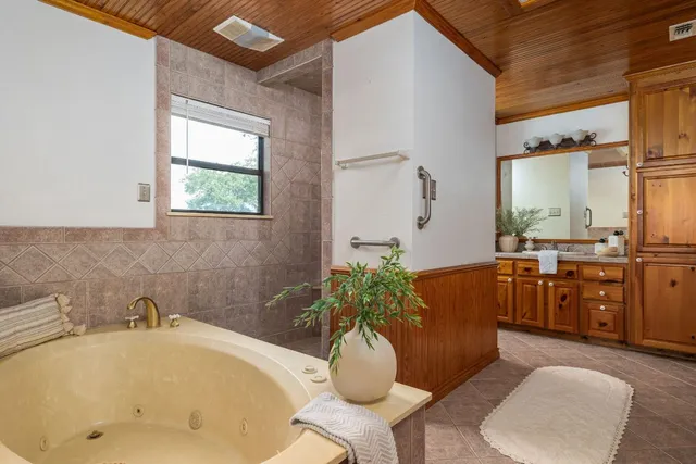 $1,100,000 | 800 County Road 458, Coupland, TX 78615