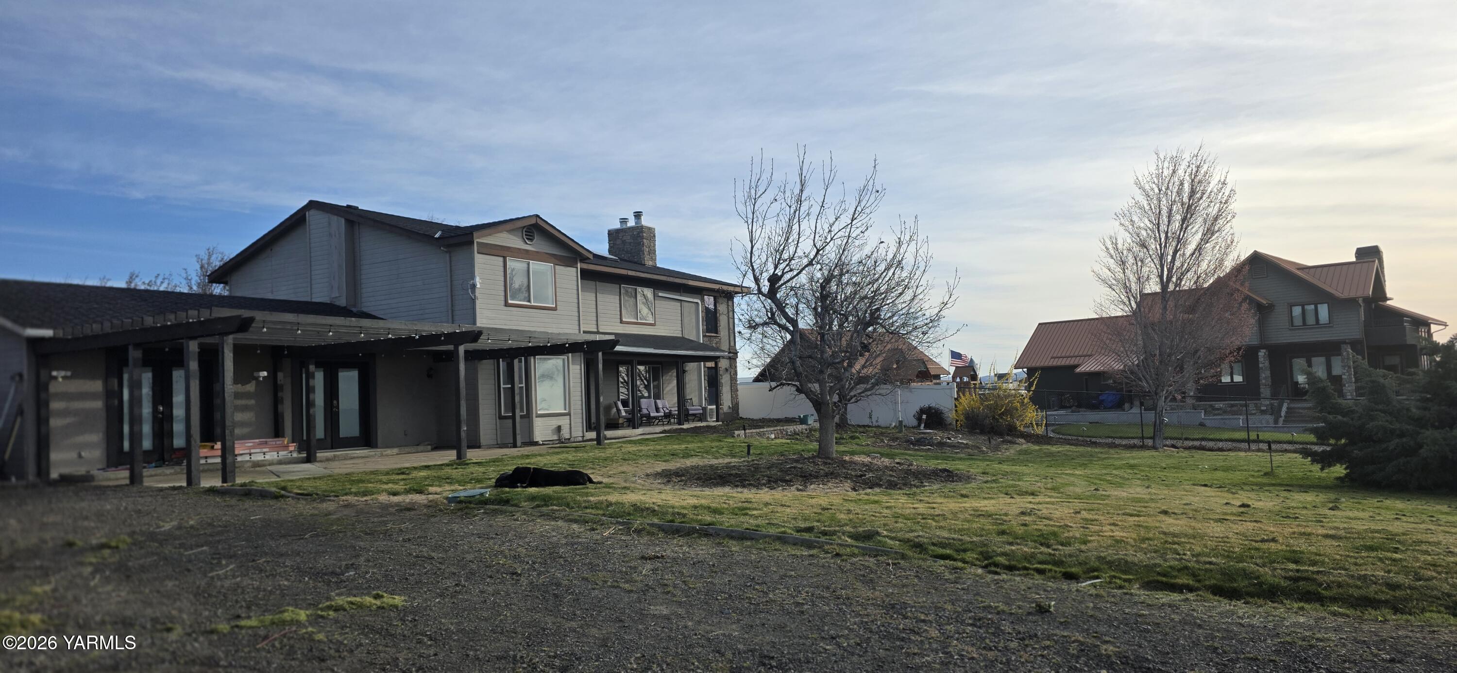 8601 Scenic Drive Yakima, WA 98908 - Photo 36 of 52 a front view of a house with a yard