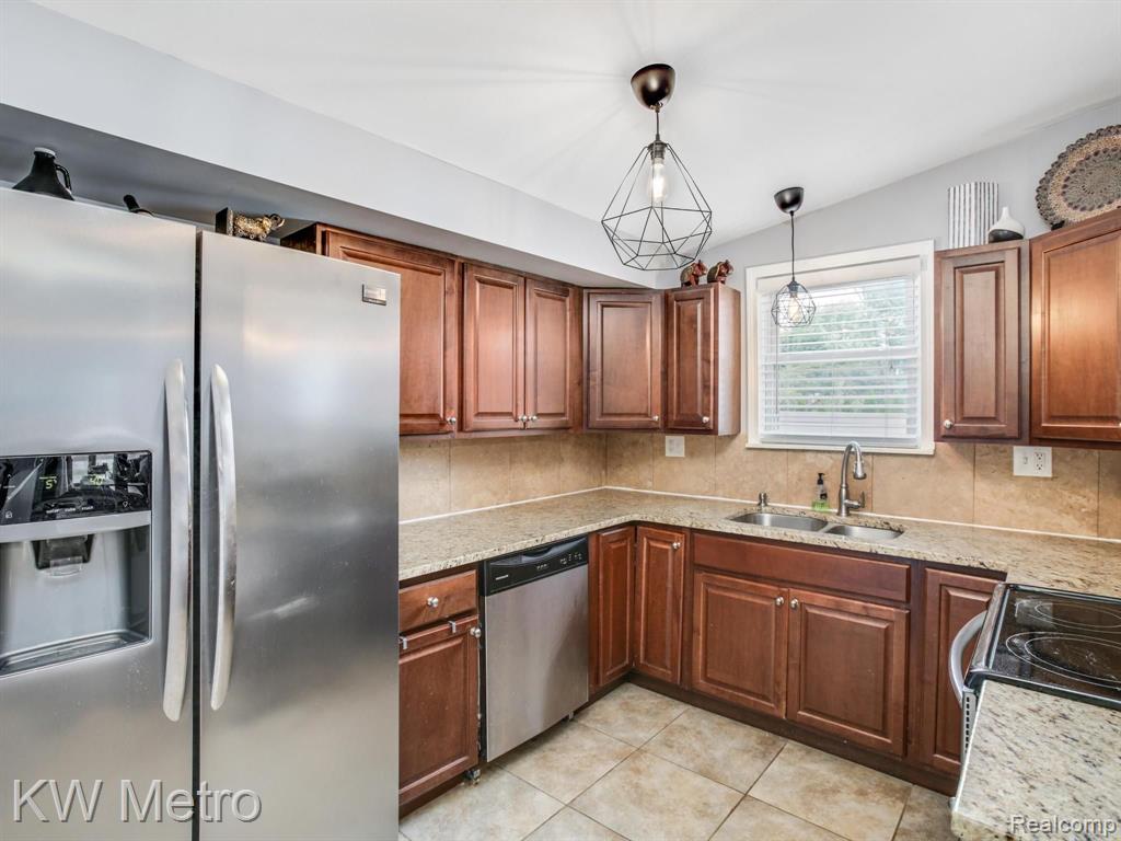 481 Sheldon Road Plymouth, MI 48170 - Photo 4 of 24