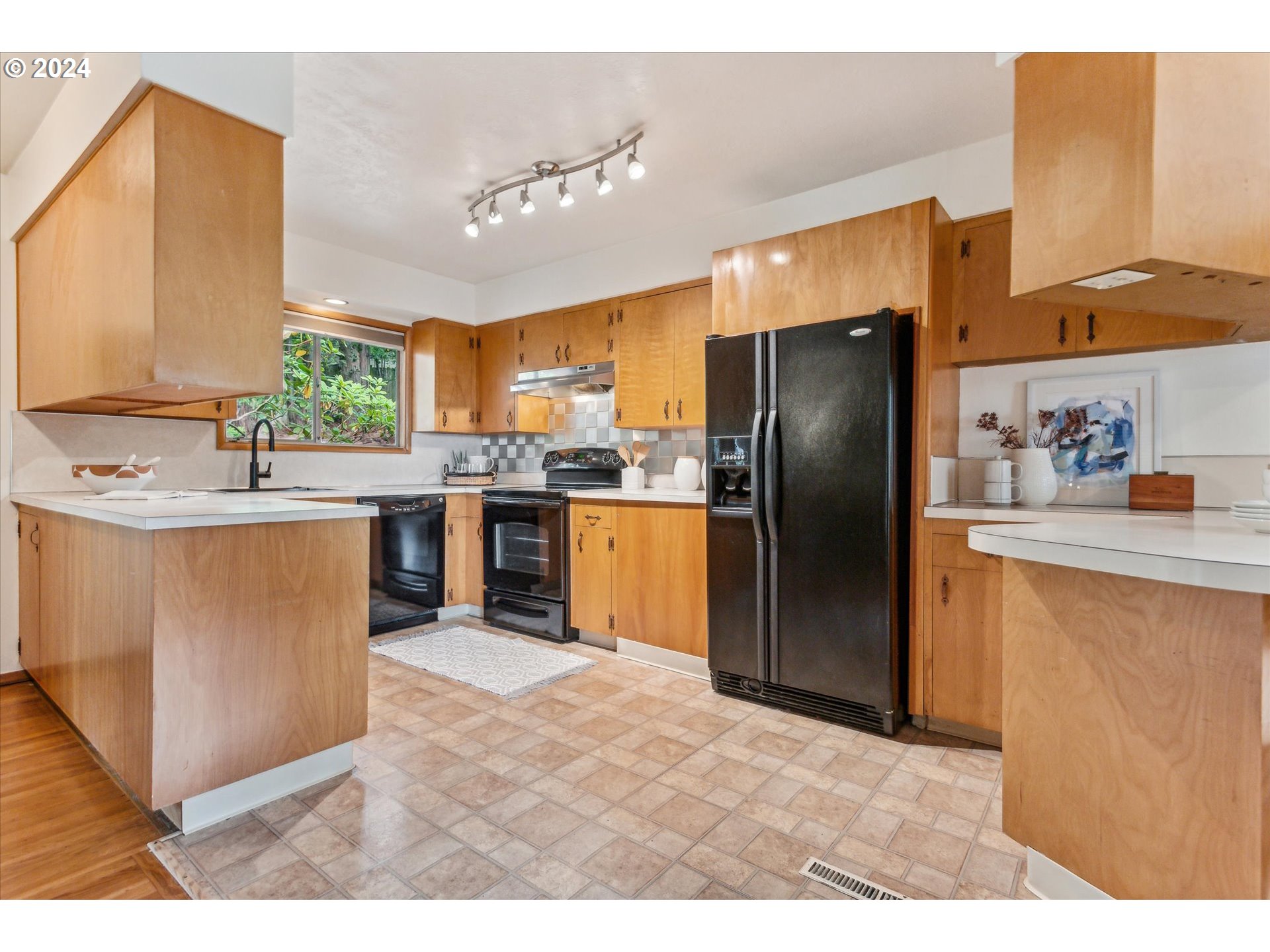 6325 Southwest Alfred Street Portland, OR 97219 - Photo 13 of 39 Kitchen