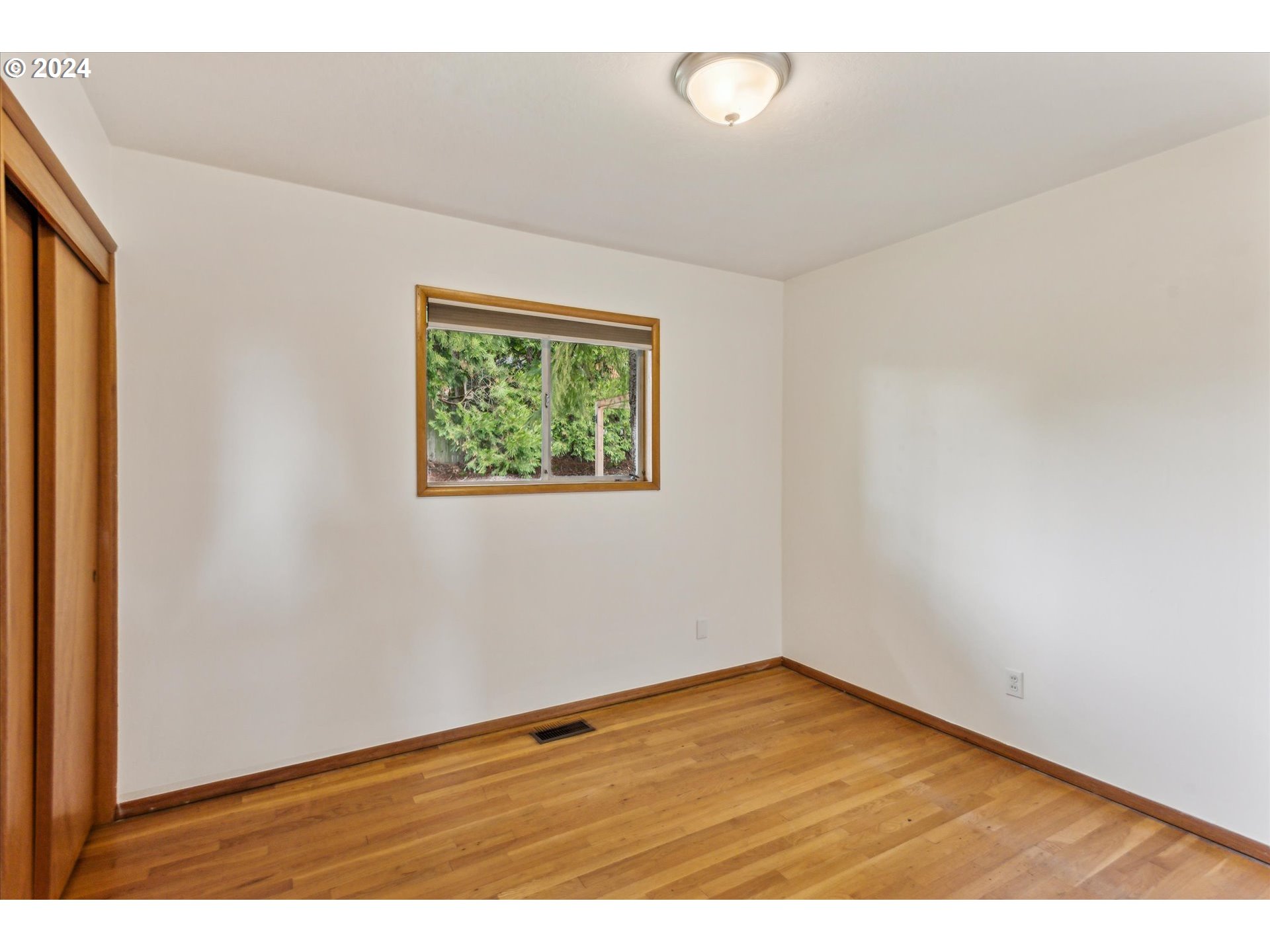 6325 Southwest Alfred Street Portland, OR 97219 - Photo 28 of 39 Bedroom