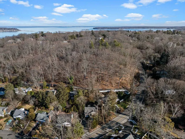 $950,000 | 137 Cove Road, Huntington, NY 11743