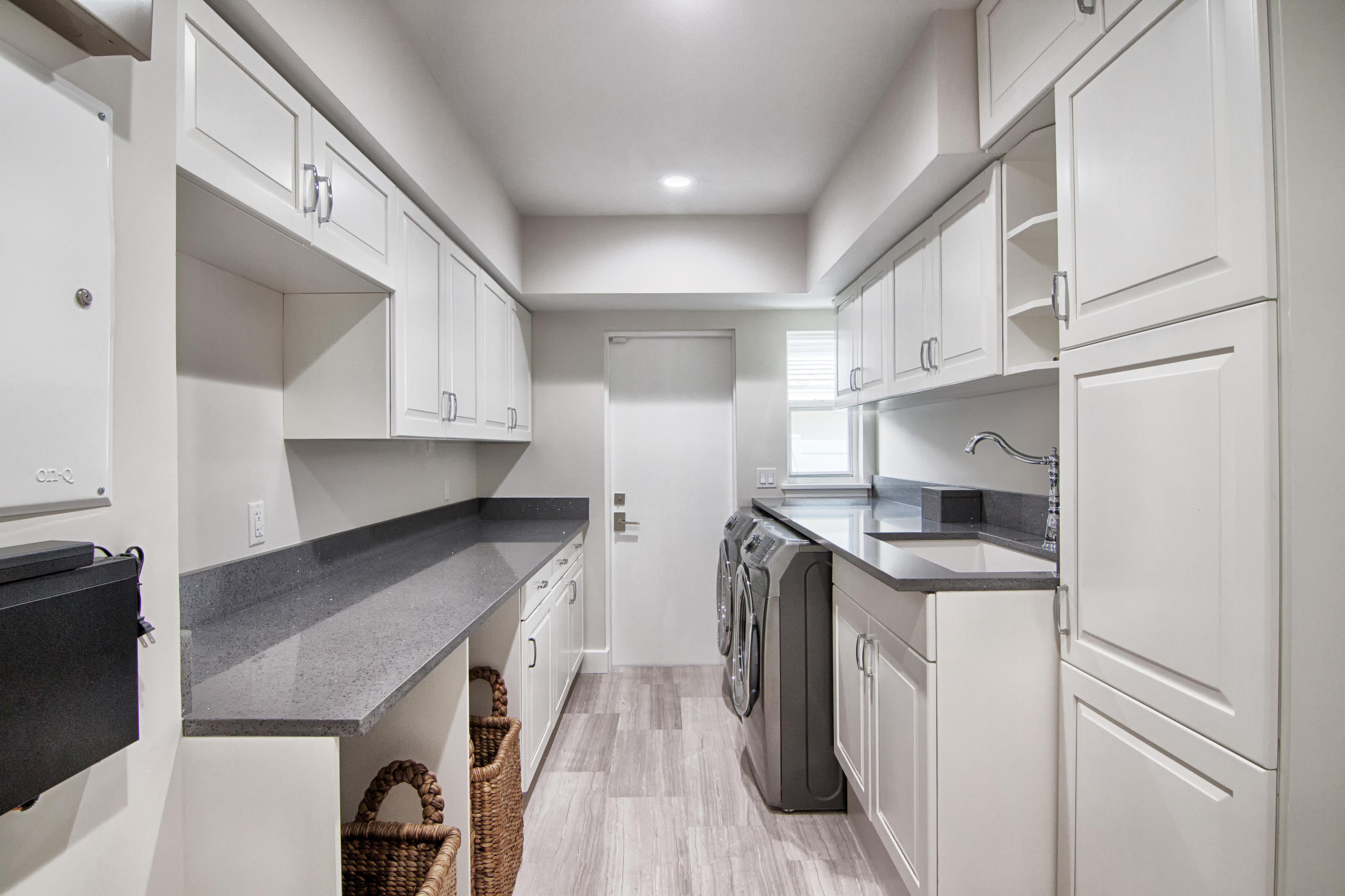 1231 Gulfstream Way Riviera Beach, FL 33404 - Photo 26 of 32 Laundry