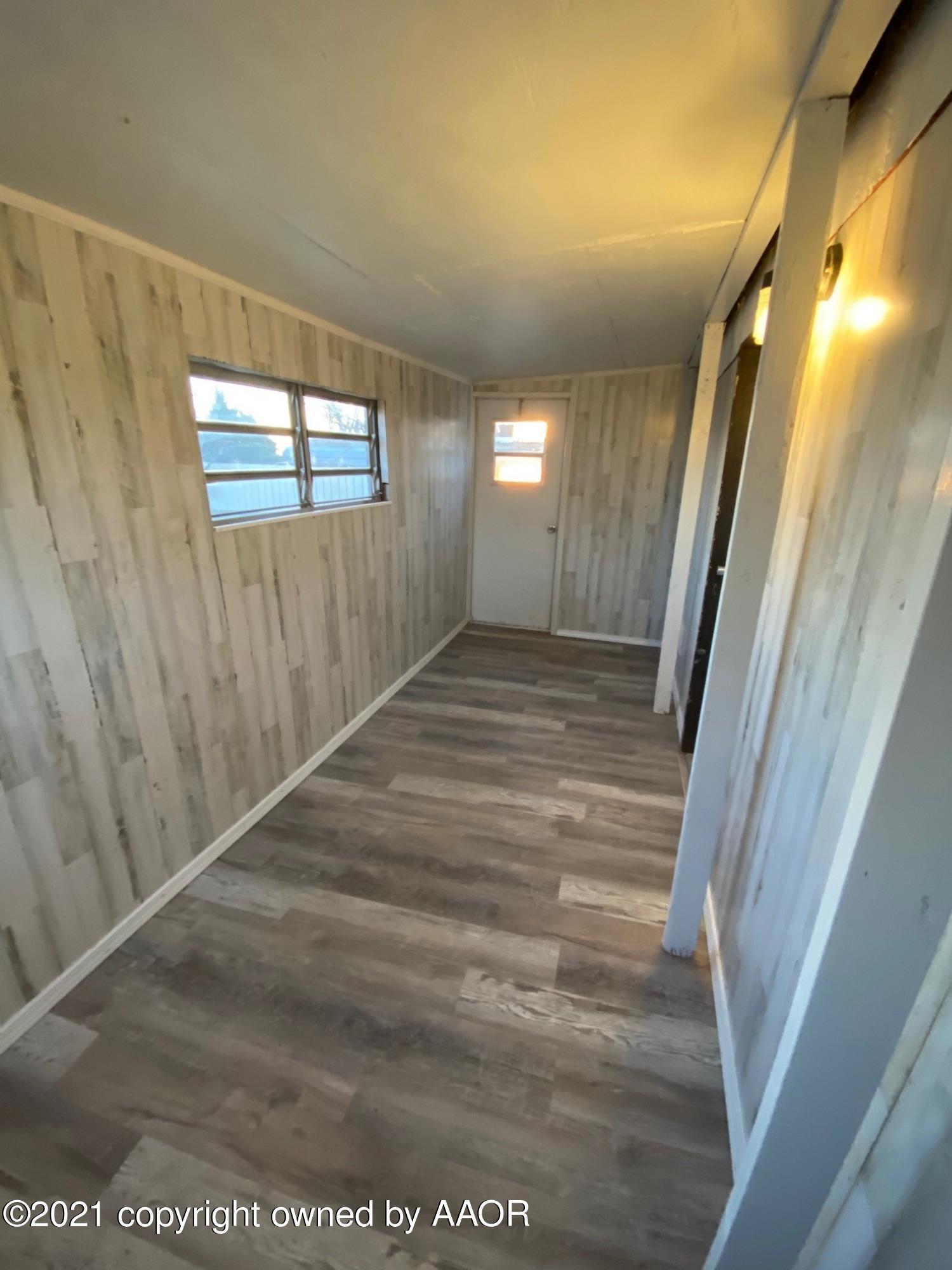 8111 Triangle Drive Amarillo, TX 79107 - Photo 14 of 18 Lg Private entry room