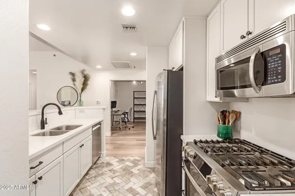 $380,000 | 16 West Encanto Boulevard, Unit 415, Phoenix, AZ 85003