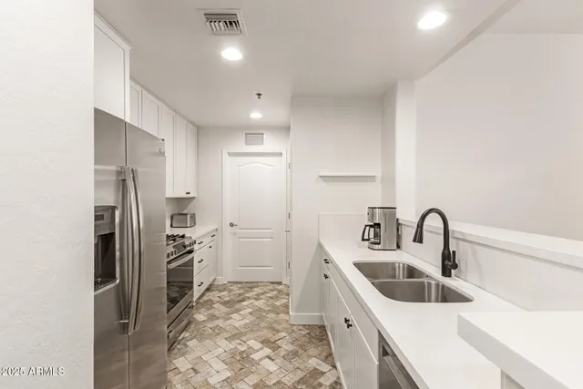 $399,000 | 16 West Encanto Boulevard, Unit 415, Phoenix, AZ 85003