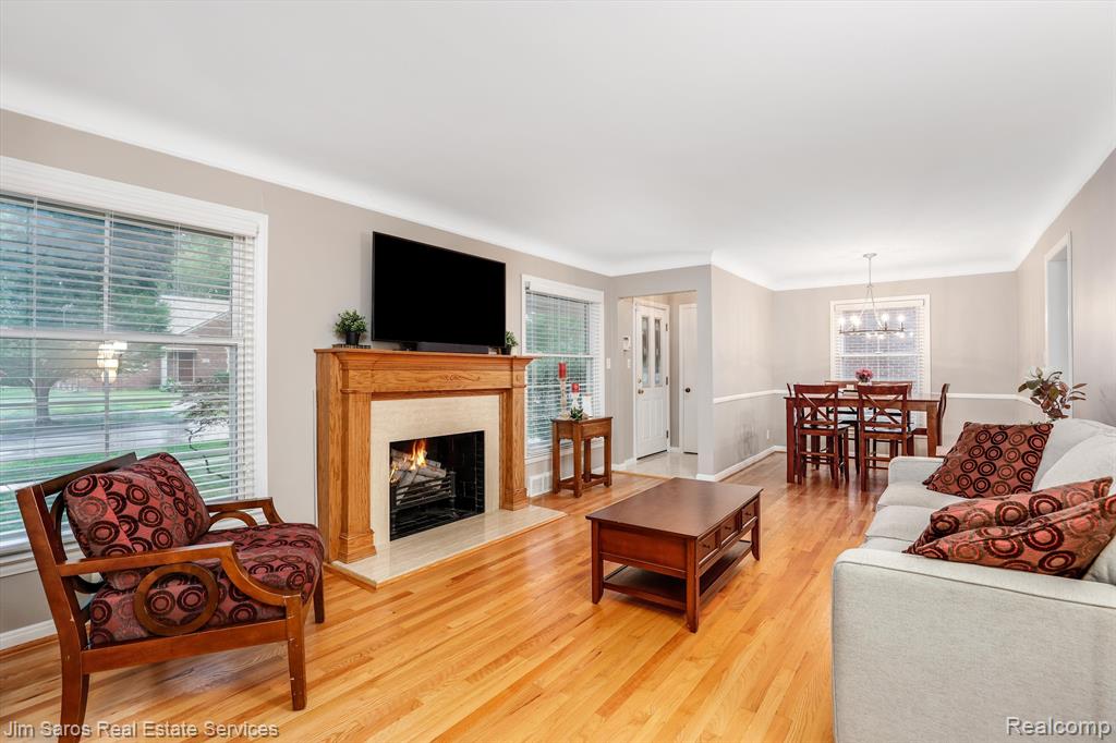1240 Fairholme Road Grosse Pointe Woods, MI 48236 - Photo 5 of 17