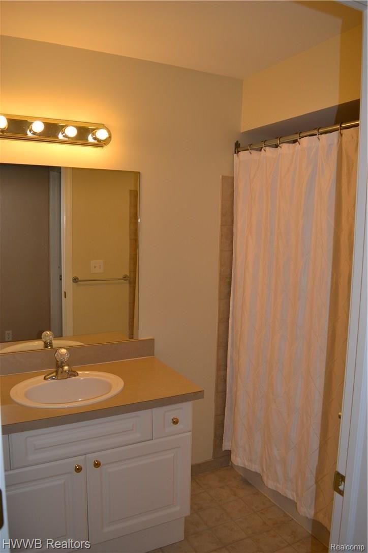 5304 Brookemonte Circle Rochester, MI 48306 - Photo 18 of 26 Second Full Bathroom