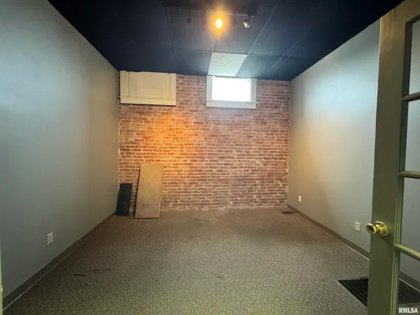 $159,900 | 801 Monroe Street, Quincy, IL 62301