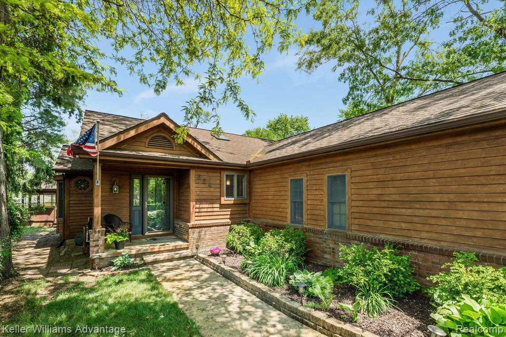 324 Valley Wolverine Lake, MI 48390 - Photo 3 of 25
