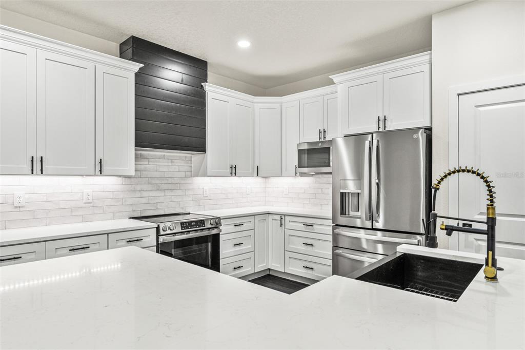 11374 Paramount Avenue Weeki Wachee, FL 34614 - Photo 13 of 69