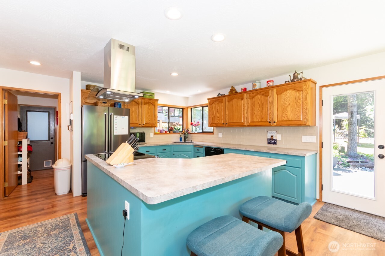 492 Walkabout Way Port Angeles, WA 98363 - Photo 17 of 40 a kitchen with a table and chairs