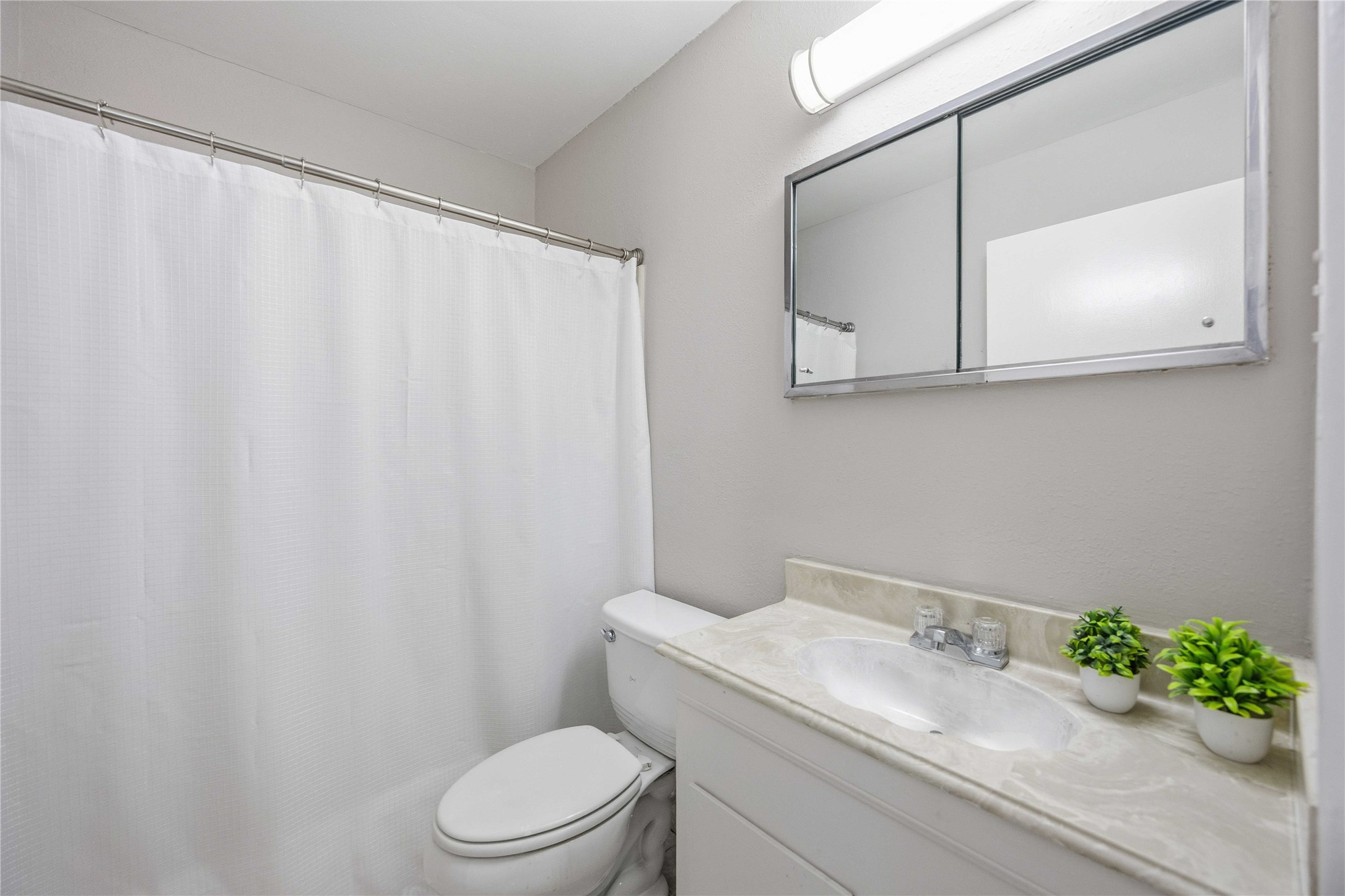 11607 Chimney Rock Road, Unit C Houston, TX 77035 - Photo 16 of 23 Bathroom 2