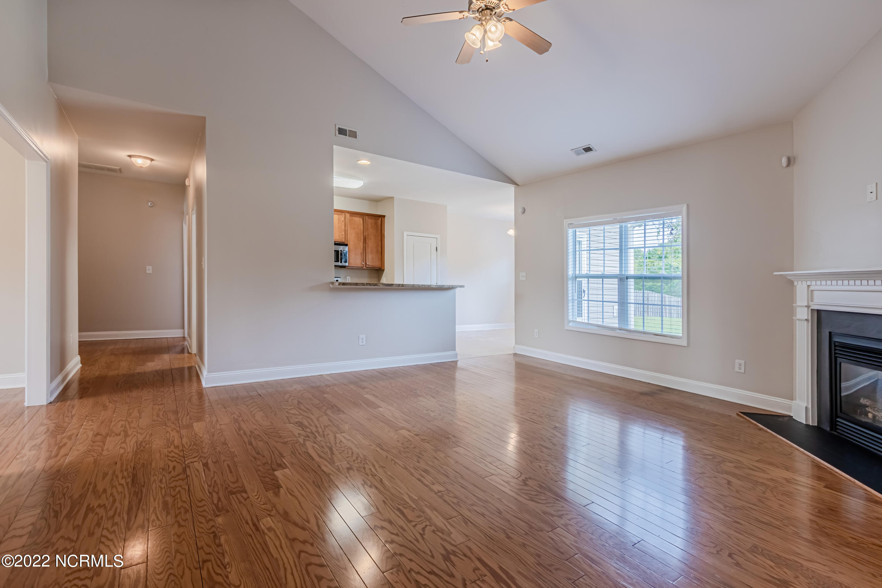 208 Emerald Ridge Road Jacksonville, NC 28546 - Photo 14 of 73 Living room