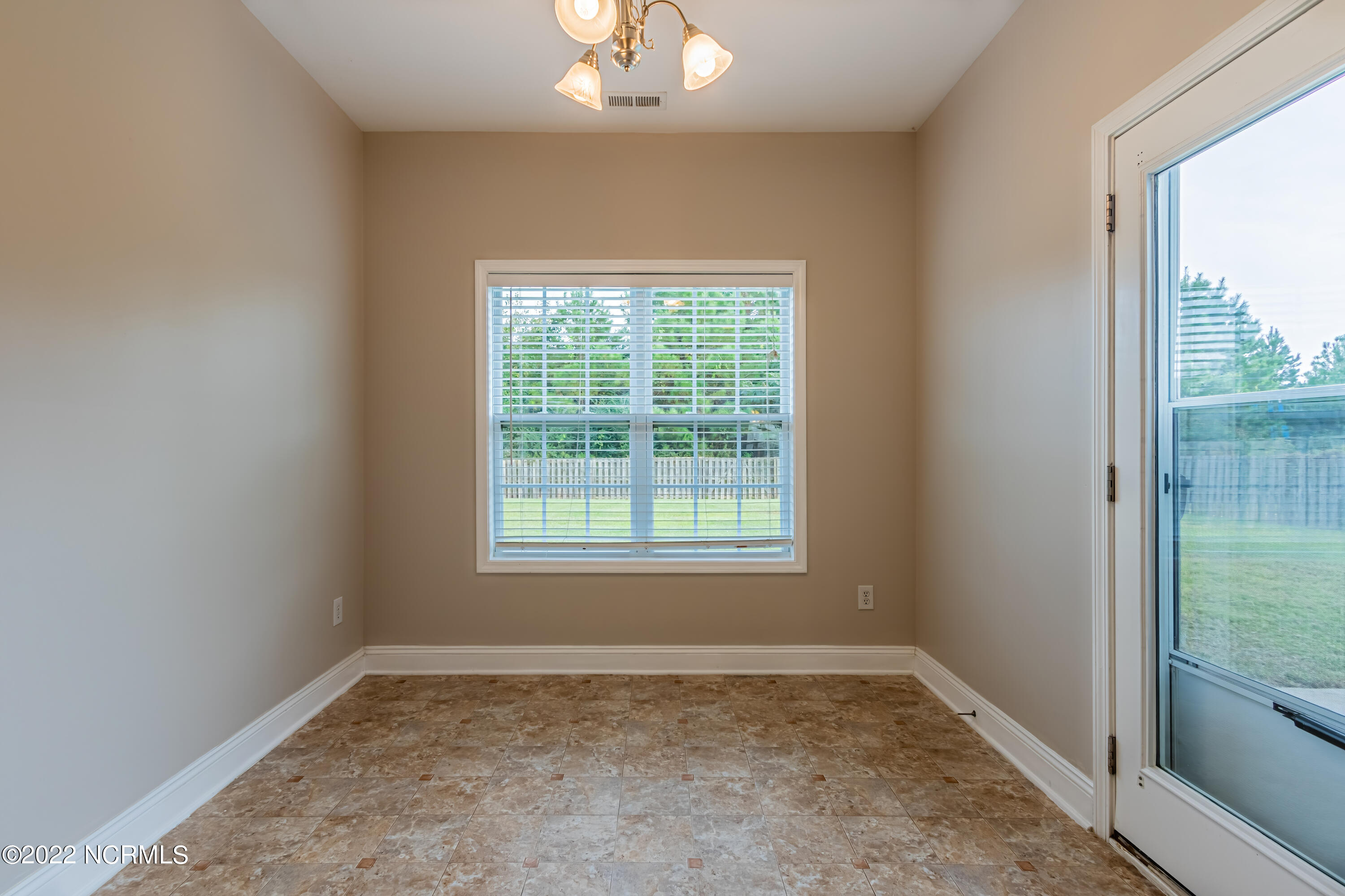 208 Emerald Ridge Road Jacksonville, NC 28546 - Photo 17 of 73 Breakfast nook