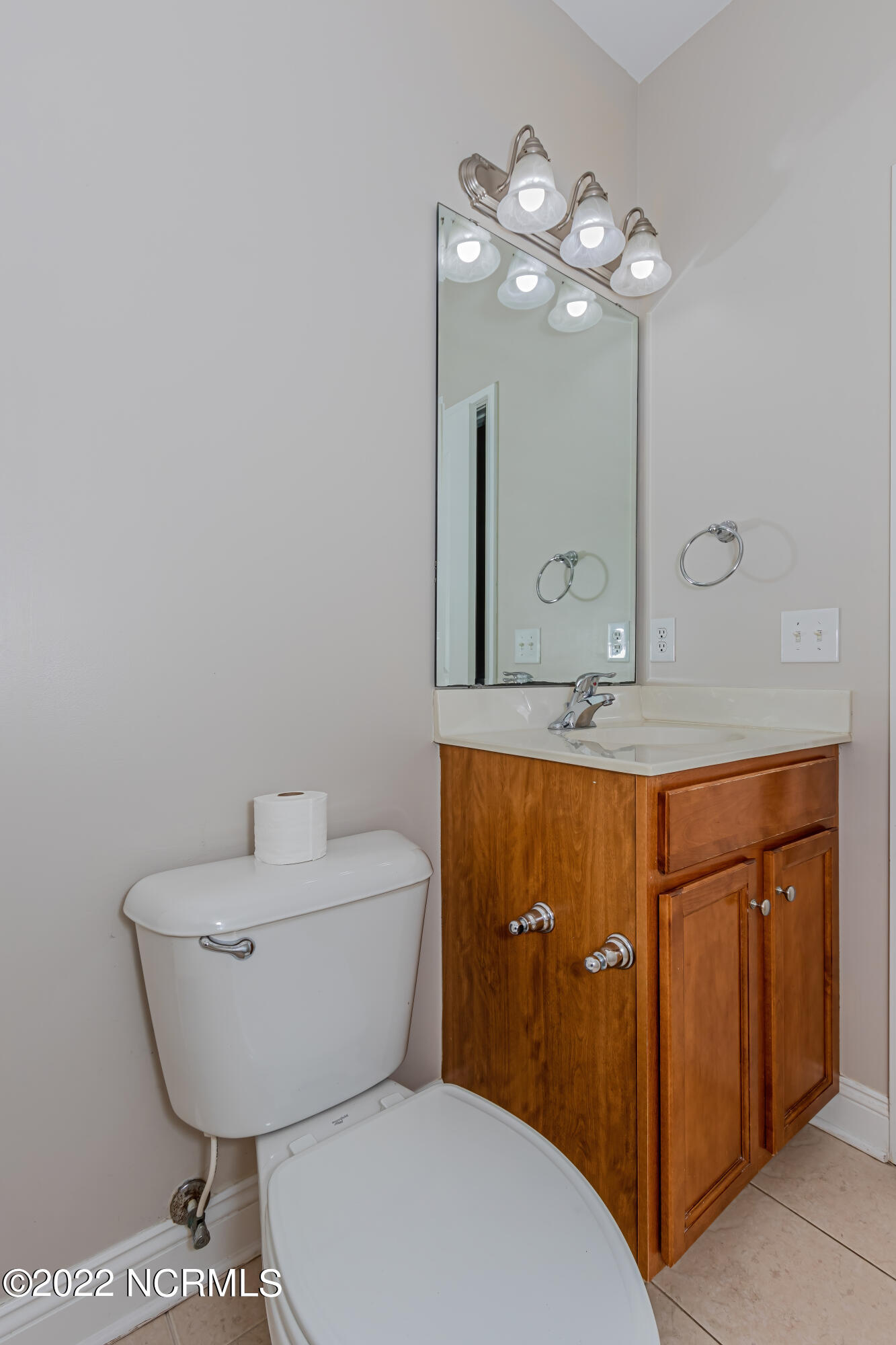 208 Emerald Ridge Road Jacksonville, NC 28546 - Photo 45 of 73 Bathroom 2