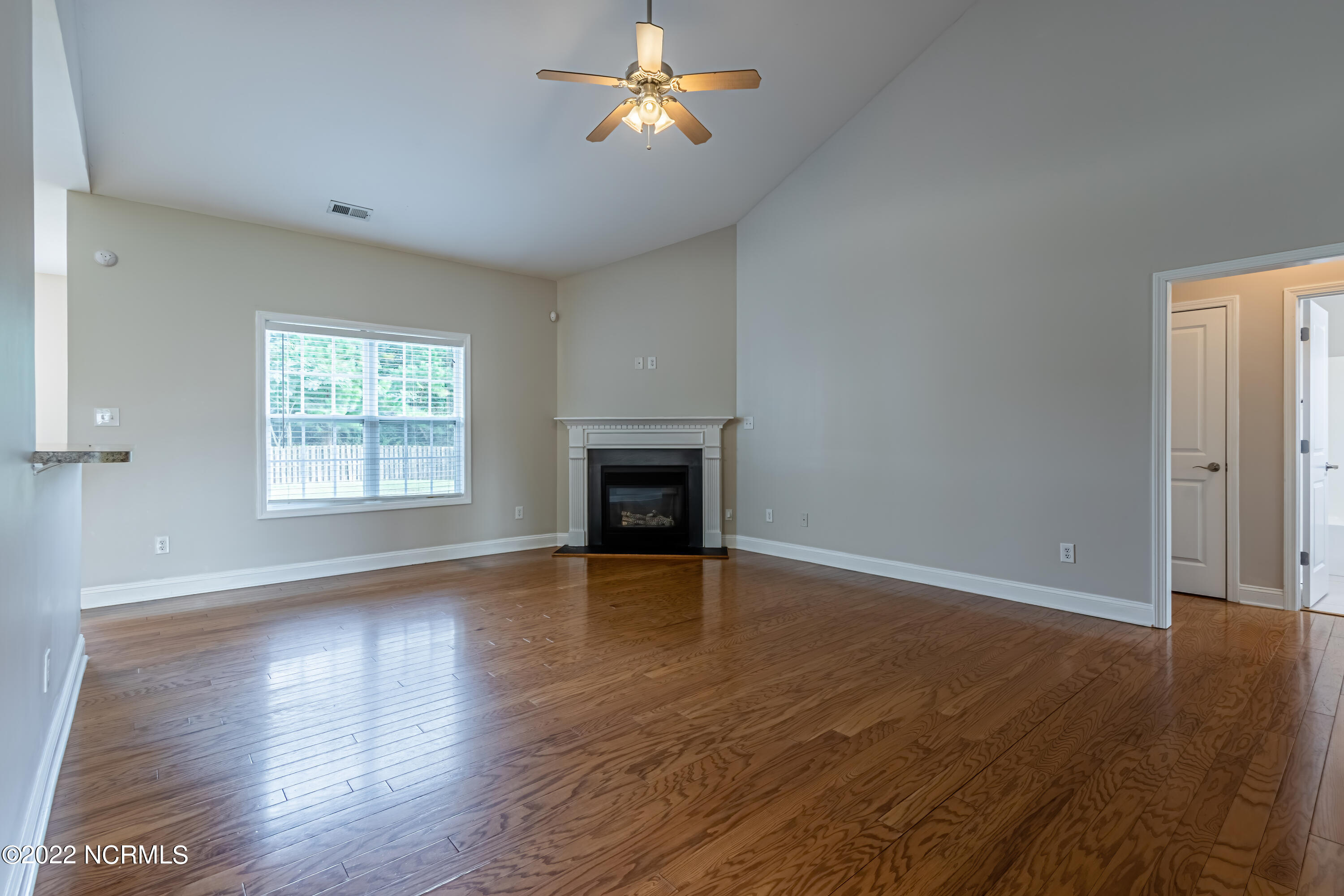 208 Emerald Ridge Road Jacksonville, NC 28546 - Photo 9 of 73 Living room