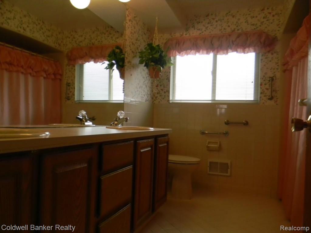 614 East Wardlow Road Highland, MI 48356 - Photo 9 of 21 Main Bathroom