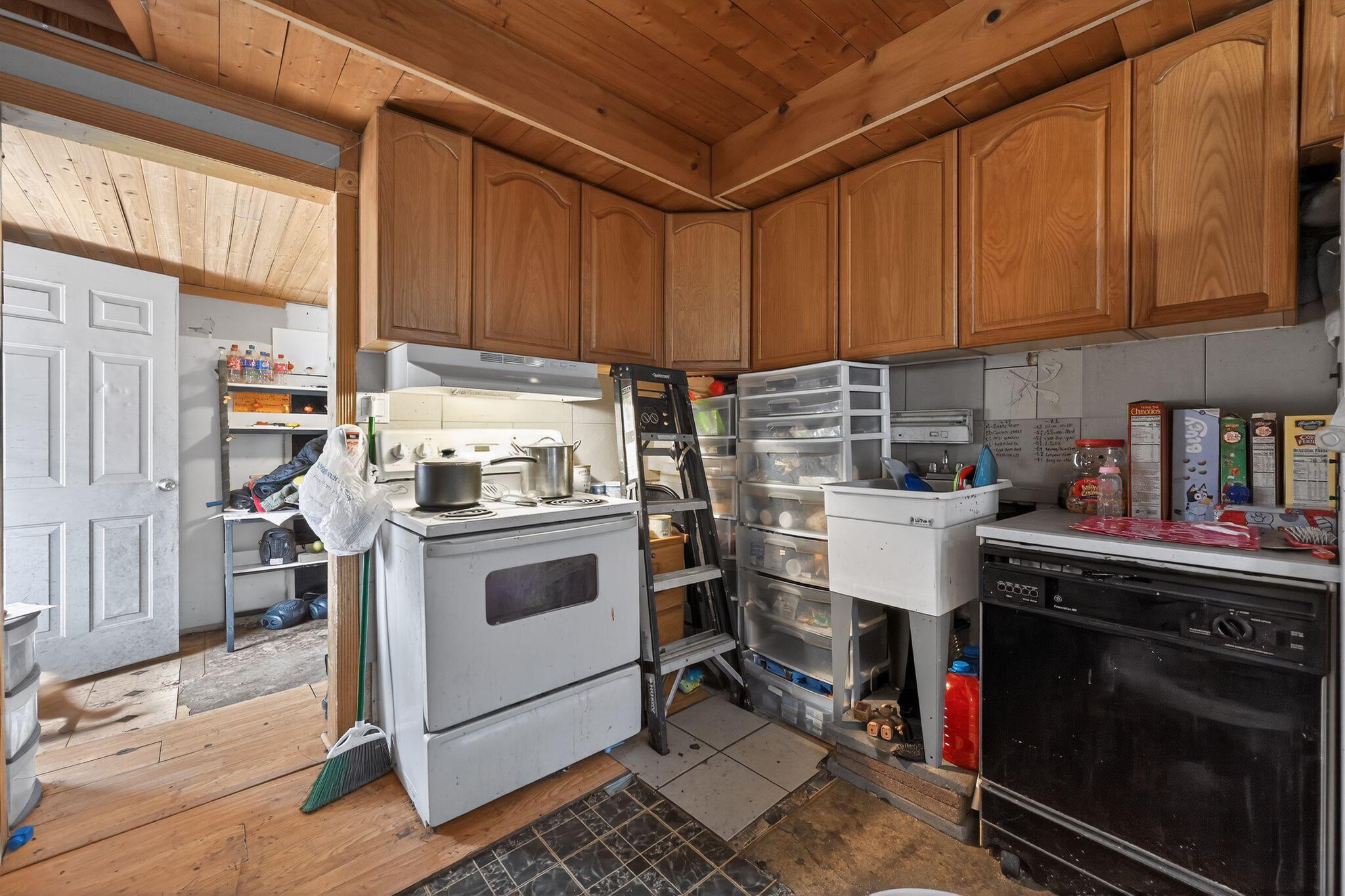 7559 Toepfer Road Warren, MI 48091 - Photo 12 of 22 08_7559_Toepfer_Rd_Warren_MI_48091-Kitch