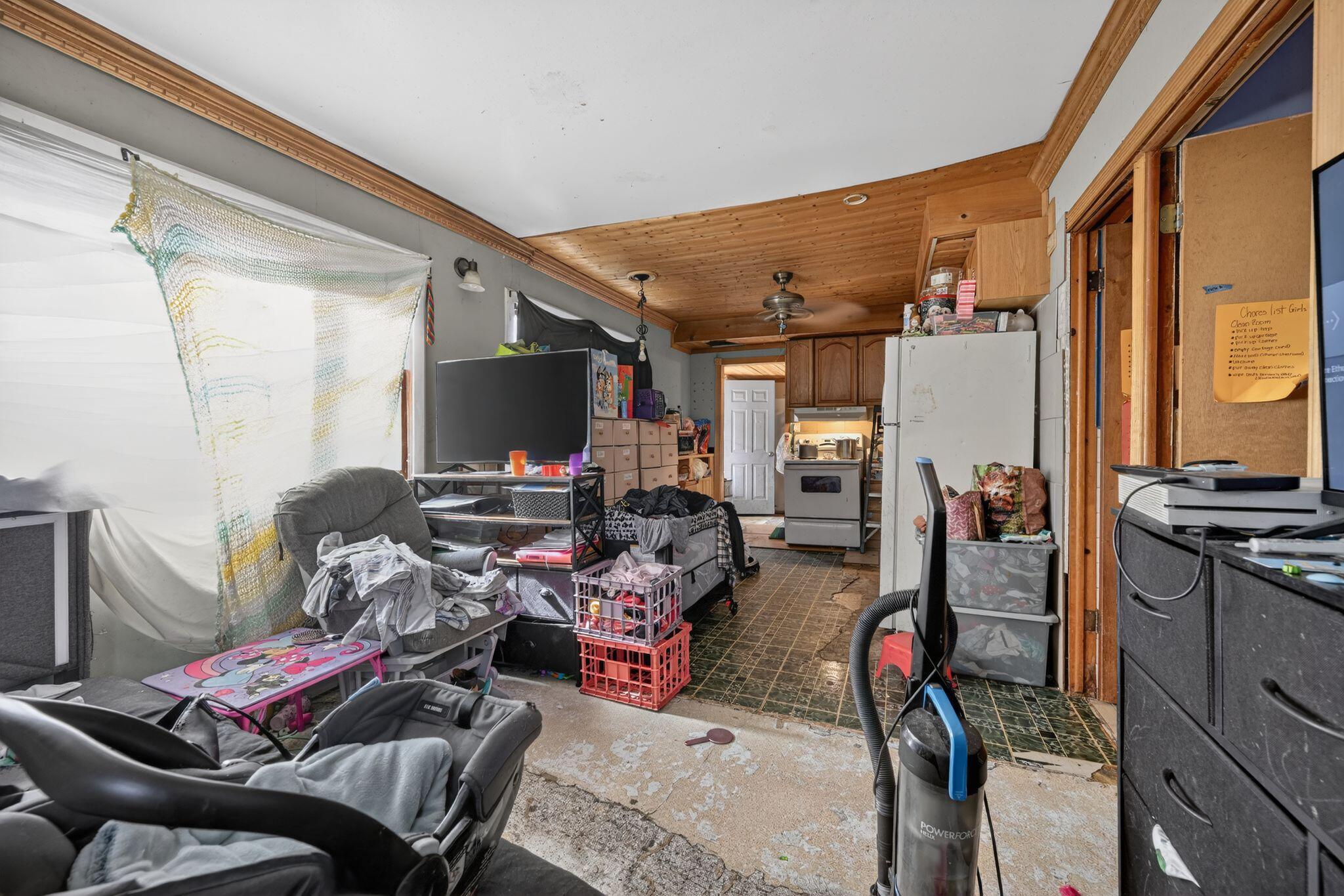 7559 Toepfer Road Warren, MI 48091 - Photo 14 of 22 10_7559_Toepfer_Rd_Warren_MI_48091-Kitch