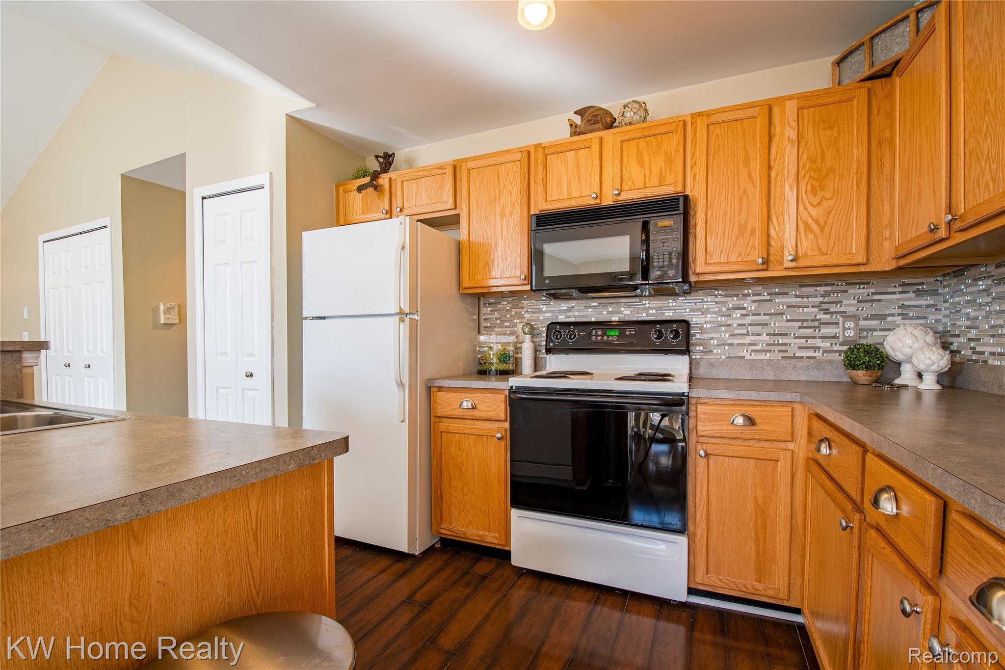 45643 Heather Ridge Drive Macomb, MI 48044 - Photo 11 of 22 45643 Heather Ridge HDR9.jpg