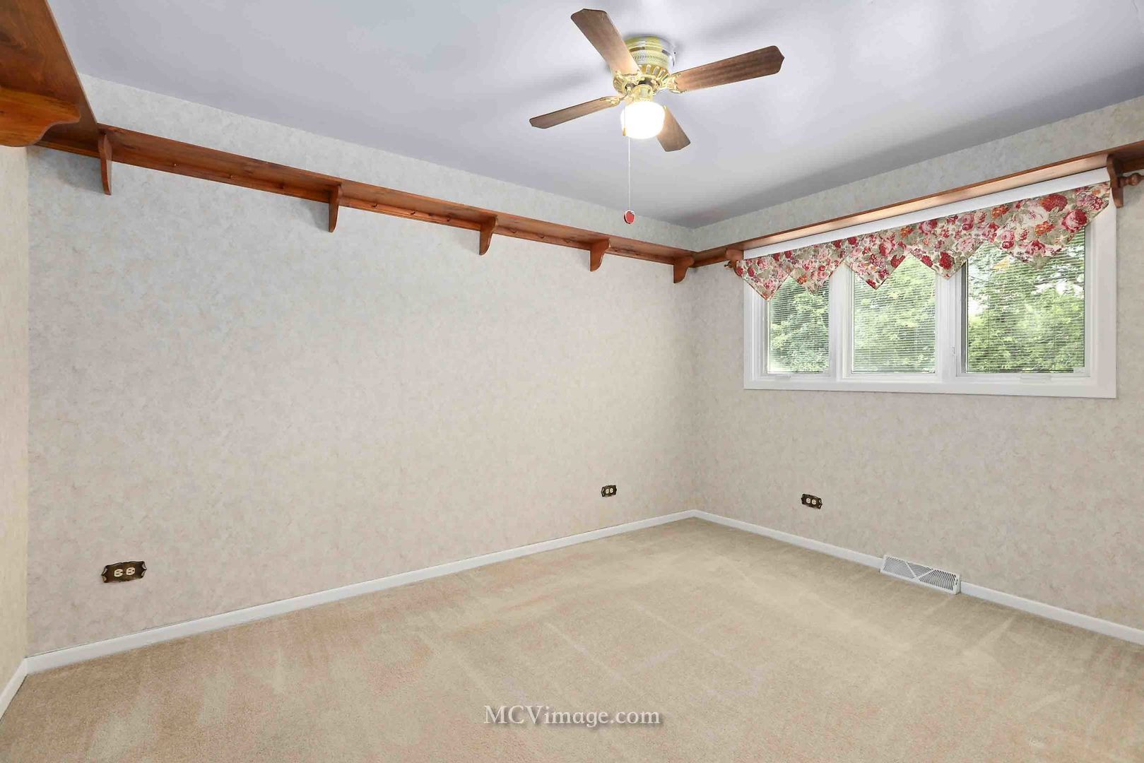 563 Quail Run Road Matteson, IL 60443 - Photo 11 of 25 a view of an empty room with a window