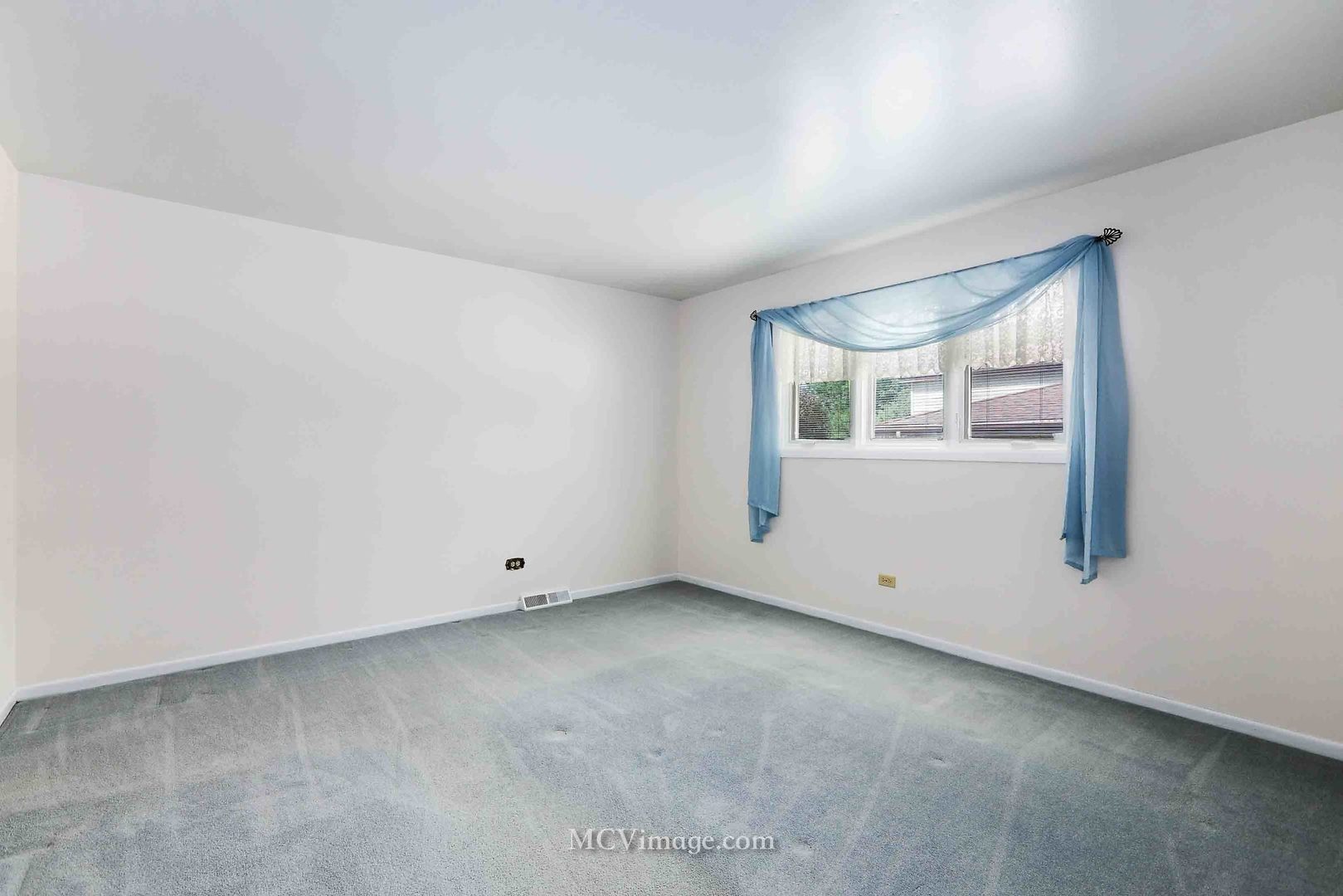 563 Quail Run Road Matteson, IL 60443 - Photo 14 of 25 an empty room with windows