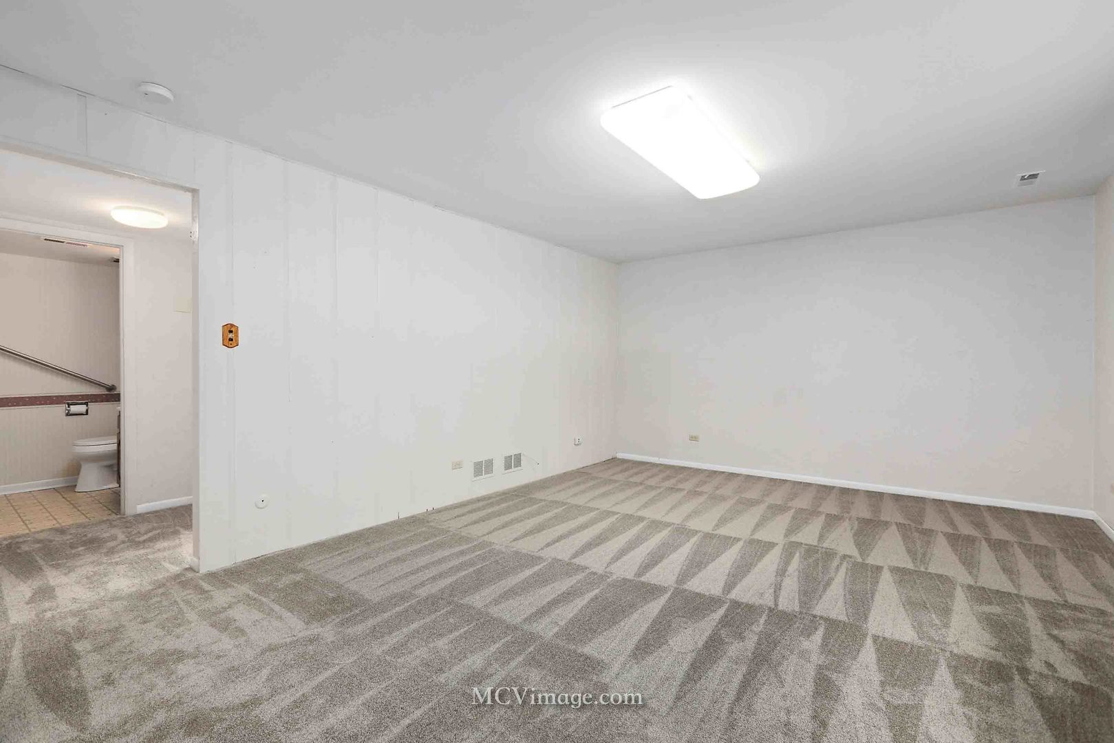 563 Quail Run Road Matteson, IL 60443 - Photo 18 of 25 a view of an empty room and window