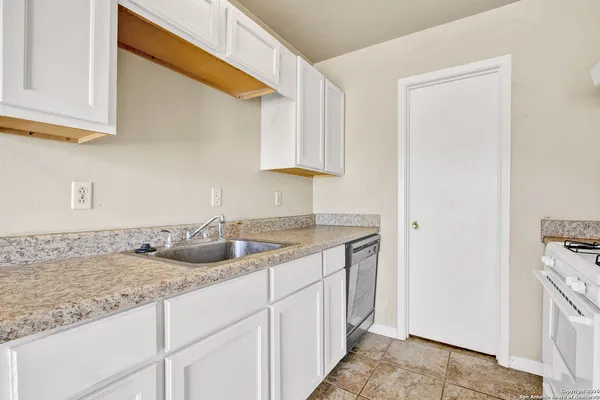 $1,395 | 6711 Spring Hollow Street, San Antonio, TX 78249