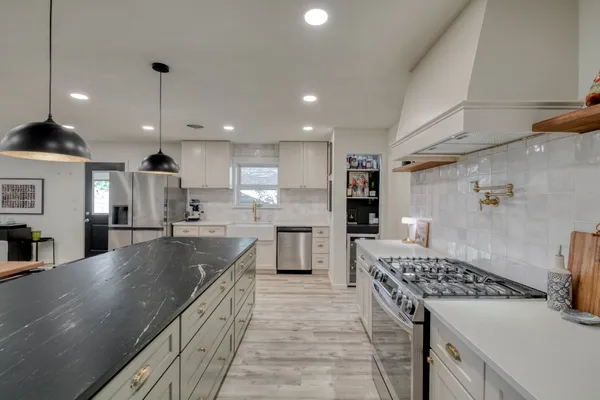$3,250 | 2117 Gaston Pl Drive, Austin, TX 78723