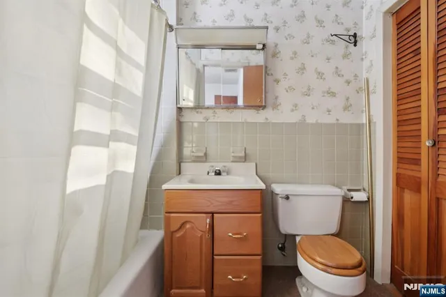 $799,000 | 261 Idaho Street, Paramus, NJ 07652